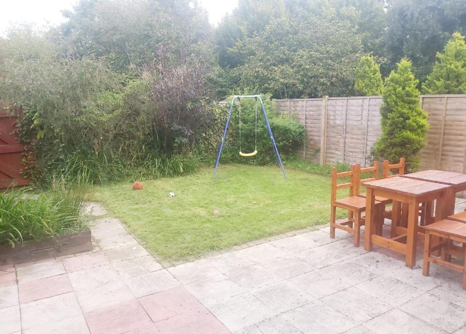 Ashford Holiday Home Smithy Drive Sleeps 5 Free Wifi And Vehicle Parking Kingsnorth Extérieur photo